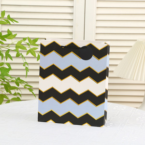 ถุงของขวัญงานรับปริญญา DAMAI ปี 2026 สำหรับเด็ก ถุงของขวัญวันเกิดสีดำและสีทอง ถุงช้อปปิ้งแบบใช้ซ้ำได้สำหรับบรรจุภัณฑ์ของขวัญ - Product Image 4