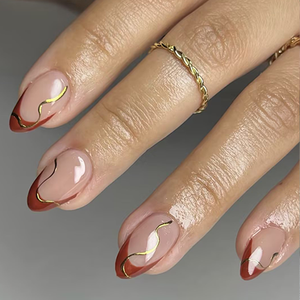 Faux ongles à presser en amande, rouge français, ligne ondulée dorée, réutilisables, vente en gros d'usine, étiquette privée personnalisée, en vrac pour femmes - Product Image 1