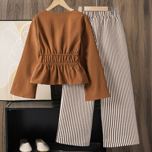 Completo Casual Autunnale per Ragazze 2T, Set 2 Pezzi 12 Anni con <span class=keywords><strong>Pantaloni</strong></span> a Gamba Larga a Righe, Top con Maniche Svasate, Fiocco in Vita, Tessuto Pettinato - Product Image 2