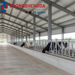 Nave para ganado de estructura de acero, tipo casa de campo, para granja lechera, con comederos continuos y puestos de encurral galvanizados de lado abierto, directo de fábrica - Product Image 1