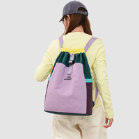 Sac à dos de sport en nylon léger et souple avec cordon de serrage, color block, taille moyenne, pour hommes et femmes, idéal pour le badminton et les activités de plein air