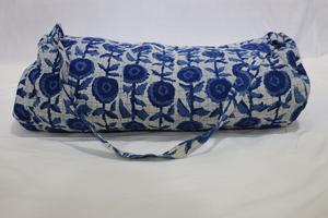 Bolsa Premium Estampada a Mano con Bloques que Refleja el Toque del Arte Tradicional Combinado con una Forma Moderna y Funcionalidad de Fácil Transporte - Product Image 3