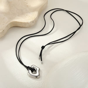 Модное ювелирное изделие: длинное ожерелье из нержавеющей стали с полированной геометрической подвеской на кожаном шнурке, женское, в наличии. - Product Image 5