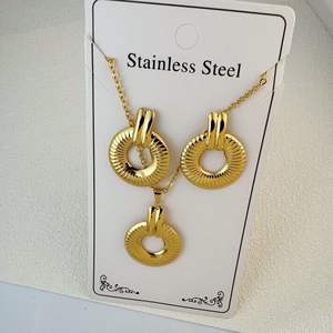 Ensemble collier et boucles d'oreilles unisexe punk en acier inoxydable plaqué or 18 carats, nouveau style transfrontalier, vente en gros - Product Image 6