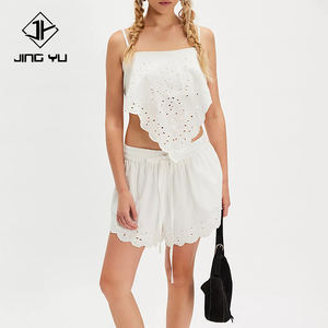 Conjunto de pantalones cortos con diseño OEM, vestido con tirantes recortados y dobladillo curvo festoneado, conjunto corto personalizado 100% algodón - Product Image 2