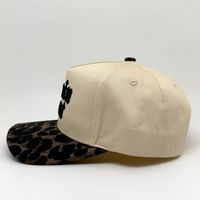 Gorra de Sarga de Algodón Bicolor al por Mayor con Parte Superior Lisa, Borde con Puntos, Bordado Frontal en Relieve y Logotipo Estampado Lateral
