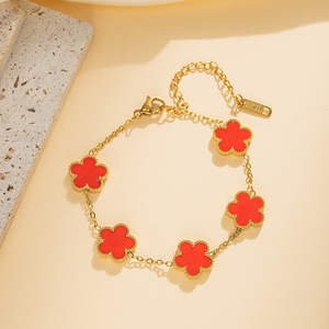 Gelang pesona wanita berbahan stainless steel anti air, berlapis emas 18K, dengan liontin bunga retro dan semanggi berdaun empat yang membawa keberuntungan - Product Image 6