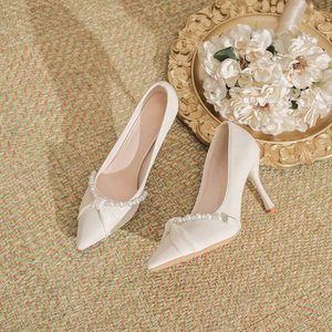 Escarpins élégants à talons aiguilles en microfibre <span class=keywords><strong>beige</strong></span> à bout pointu, <span class=keywords><strong>talon</strong></span> de 8.5cm avec décor de perles et de strass pour l'été - Product Image 4