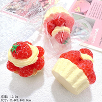 Mini jouet en peluche en caoutchouc en forme de gâteau à la crème aux fraises, jouet à presser à récupération lente pour soulager le stress