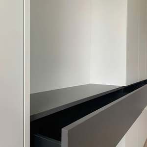 Armario Independiente Directo de Fábrica con Cajones con Cerradura, Barras para Colgar Ropa, Mueble Versátil para Dormitorio, Comedor y Sala de Estar - Product Image 1