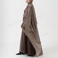 Ensemble Abaya Femme Musulmane Personnalisé Chiffon Froissé Taupe Chaud Manches Kimono Assorti Hijab Robe Modeste Musulmane Commande en Gros