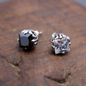Pendientes de tuerca Yunnique con circonita negra geométrica y engaste de garra, accesorio de moda. - Product Image 3