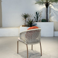 Chaise de jardin en métal avec dossier en corde et coussins pour terrasse extérieure