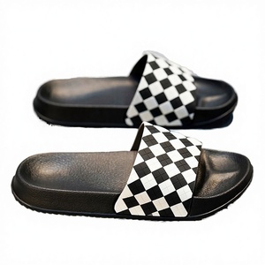 Sandalias de PVC con Diseño a Cuadros, Suela Antideslizante de EVA, Pantuflas de Verano para Interiores y Exteriores, Diseño de Punta Abierta - Product Image 3