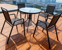 Ensemble de salle à manger d'extérieur moderne et durable de couleur marron avec table ronde en verre ondulé et structure en fer pour meubles de jardin et de terrasse