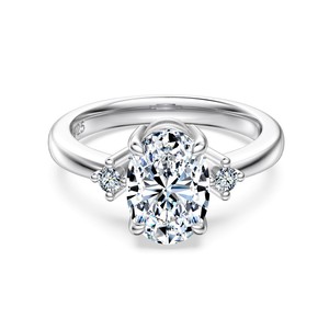 Bague de fiançailles et de demande en mariage romantique Dylam, la plus vendue pour femme, en or 18 carats, sertie de moissanite certifiée couleur D en forme d'œuf à quatre griffes - Product Image 1