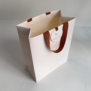 Bolsas de Papel de Regalo de Lujo al por Mayor, Bolsas de Papel para Empaque de Joyería y Cosméticos con Logotipo Personalizado, Bolsas de Compras con Asas y Inserto en Relieve - Product Image 3