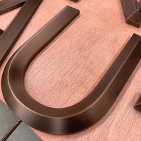 Lettre biseautée prismatique peinte sur mesure sans rétroéclairage, extérieure, en laiton, bronze ou aluminium gravé en 3D