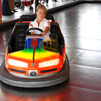 Voitures tamponneuses gonflables rapides pour parcs d'attractions, avec filet supérieur, lumières LED et télécommande, pour un débit élevé en intérieur