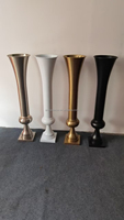 Vase trompette en fer doré ANNIELU 100 cm, support floral en métal pour la décoration de tables et d'allées de réceptions d'hôtels et de mariages