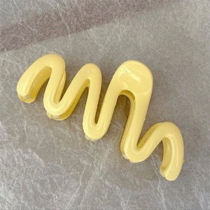Vente en gros Nouvelle mode Grandes pinces à cheveux en plastique de 10,5 cm, couleur crème gelée ondulée, accessoires capillaires simples pour femmes - Product Image 5
