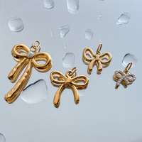 EManco Pendentif Breloque Nœud en Acier Inoxydable Plaqué Or avec Incrustation de Perles et Strass, Anneau de Jonction pour Accessoires de Bijoux et Colliers Faits Main DIY