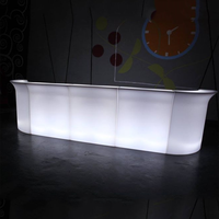 Table de bar moderne en plastique pour hôtels, usage commercial, résistante à l'eau, durable, écologique, base sur piédestal, design de forme élégante