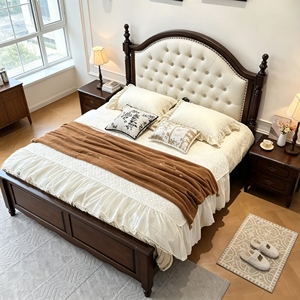 Base de Cama Tapizada Tradicional Tamaño Queen con Cabecera de Tela y Postes de Madera - Product Image 5