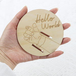 سوار خشبي تذكاري لولادة الطفل مع لوحة منقوشة هدية للوالدين الجدد (مرحبًا بالعالم) - Product Image 4