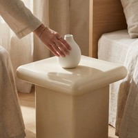Moderner Quadratischer Weiß Lackierter Beistelltisch Luxuriöser MDF-Sockel-Beistelltisch mit Abgerundeten Kanten für Zeitgenössisches Wohnzimmer