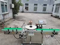 Machine d'étiquetage à colle thermofusible linéaire plus petite pour l'étiquetage des liquides vaisselle et des produits de nettoyage emballés en fûts