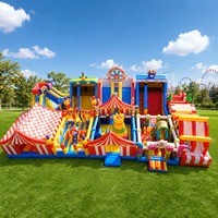 Parc d'attractions gonflable sur le thème du carnaval avec toboggans et jeux interactifs, aire de jeux commerciale pour événements en plein air