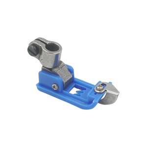 Pied presseur en plastique Pegasus W500 bleu pour machine à coudre surjeteuse à trois aiguilles et cinq fils, accessoire - Product Image 1