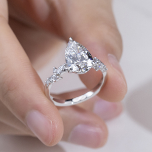 แหวนเพชรเมล็ดลูกแพร์ 18k รุ่น MSR-2103 จาก Messi Jewelry แหวนหมั้นเพชรเลี้ยงในห้องปฏิบัติการ - Product Image 4