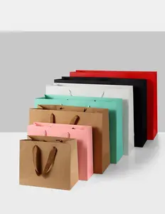 Saco de papel de embalagem personalizado de luxo preto branco vermelho saco de compras com logotipo para roupas cosméticos sapatos personalização de estoque