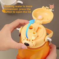 JM6 Ensemble de 2 Bouteilles d'Eau en Plastique Grande Capacité Ours Mignon Couleurs Dégradées avec Autocollants 3D pour Enfants
