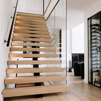 Escalier moderne en bois massif avec poutre monobloc en acier inoxydable, garde-corps en verre, écologique, durable, métal, garantie 5 ans, pour appartement intérieur
