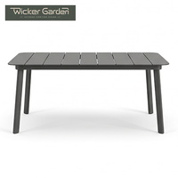 Ensemble de table à manger d'extérieur contemporain en corde tressée avec fauteuils à cadre en aluminium et table rectangulaire à lattes pour projets de villas et complexes hôteliers