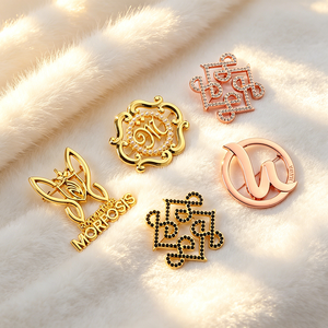 Broche Personalizado con Logotipo, de Aleación de Zinc, con Cristal y Perla, Accesorio de Joyería, Suministro de Fábrica para Camisas, Chaquetas, Mochilas y Sombreros, MOQ Bajo - Product Image 2