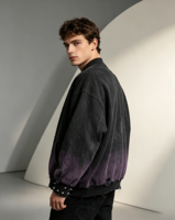 Blouson bomber zippé délavé à l'acide, dégradé violet, effet usé et déchiré, style punk streetwear pour un look décontracté
