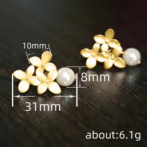 Orecchini a Perno con Fiore di Giglio e Perle Geometriche per Donne, Elegante Stile Francese, Gioielli alla Moda - Product Image 4