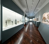 Maßgefertigte LED-beleuchtete Galerie-Wandvitrine, Museumsvitrine aus Glas für Kulturgüter und Skulpturen, Langlebig