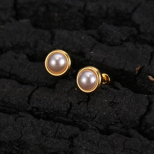 Pendientes Pequeños de Perlas con Baño de Oro de 18K POENNIS, Piercing de Acero Inoxidable para <span class=keywords><strong>Tragus</strong></span>, Joyería para Bebés Niñas Recién Nacidas - Product Image 2
