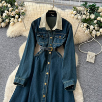 Robe en jean élégante à col contrastant et manches longues pour femme, avec découpes à la taille, boutonnage simple et ceinture, longueur midi, idéale pour un look décontracté