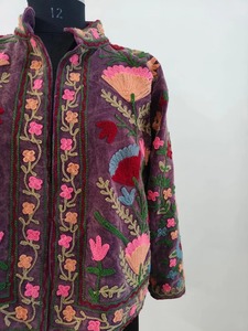 Venta al por mayor chaqueta Suzani de terciopelo bordada a mano con patrones florales detallados y colores ricos a un precio asequible - Product Image 2