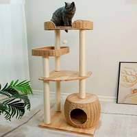 Arbre à chat multifonctionnel moderne en bois massif à 4 niveaux de 135 cm avec panier tressé et nid pour chat inspiré d'une capsule spatiale