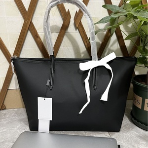 Sac fourre-tout tendance en PU léger grande capacité avec doublure, deux anses et fermeture éclair, motif poisson maléfique, couleur unie, best-seller transfrontalier en <span class=keywords><strong>France</strong></span> - Product Image 2