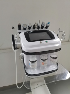 Appareil facial professionnel à 10 poignées, à jet d'oxygène et aspiration, Aqua Peel Microdermabrasion pour le rajeunissement de la peau, l'hydratation et le soin anti-rides - Product Image 2