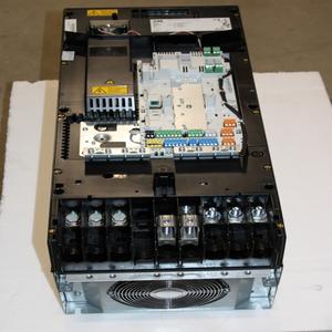 En stock, vente rapide : Variateur de fréquence ACS880-01-142A-7 +E201+0J400+P922 142A pour PLC, livraison DHL/UPS - Product Image 1