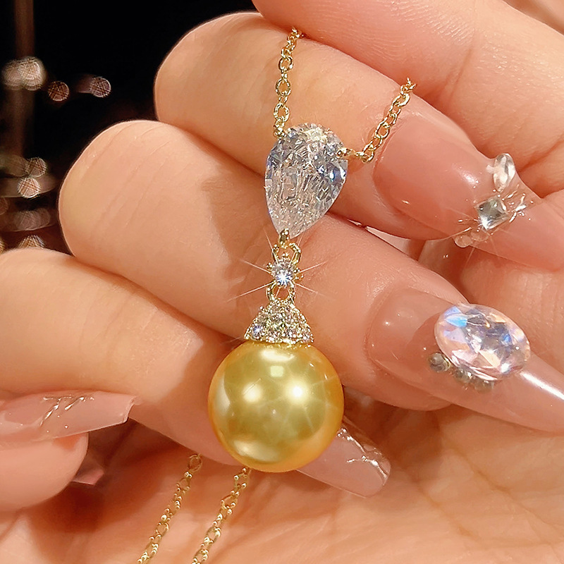 Pendentif boules dorées avec chaîne